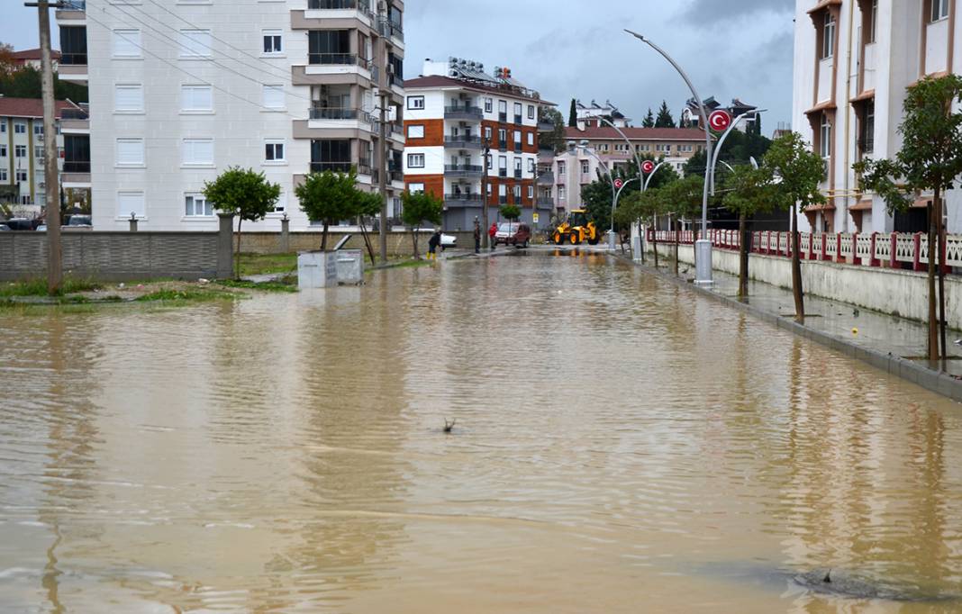 Antalya'yı sağanak vurdu: Araçlar yolda kaldı, evleri ve seraları su bastı 7