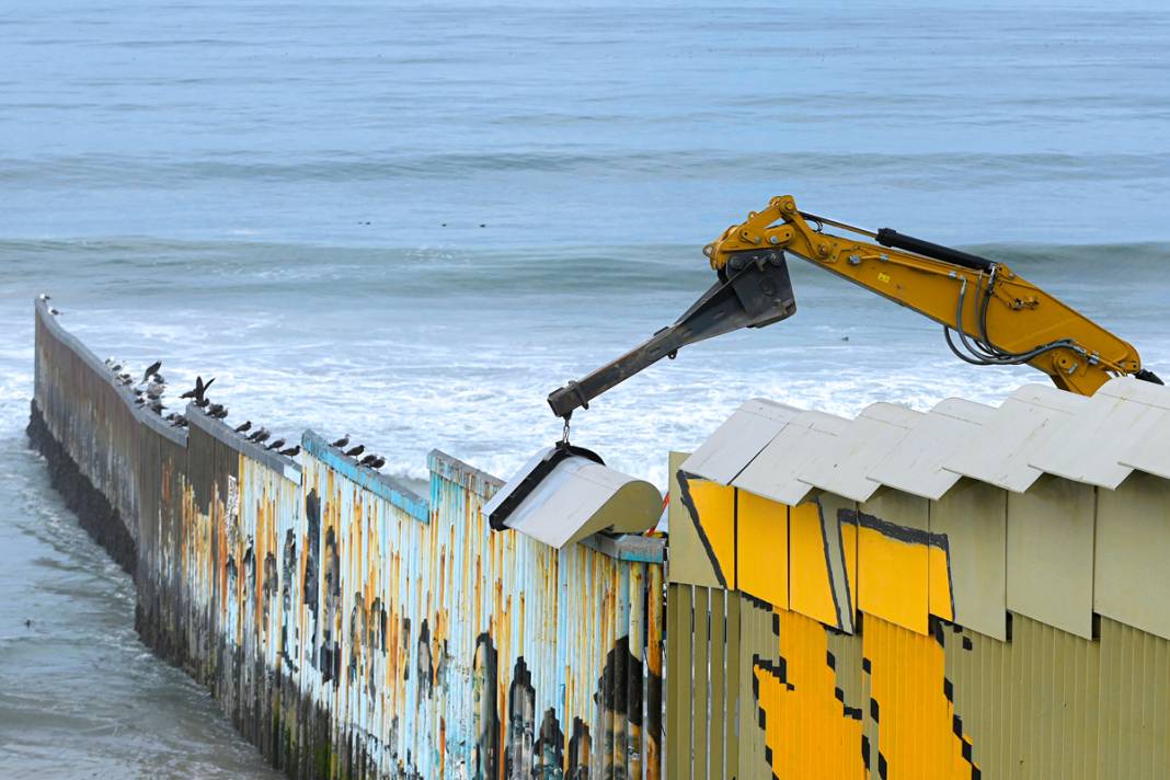 Kaliforniya-Meksika sınırında çalışmalar bitmek üzere: Çatılara caydırıcı yapılar yerleştirildi 8
