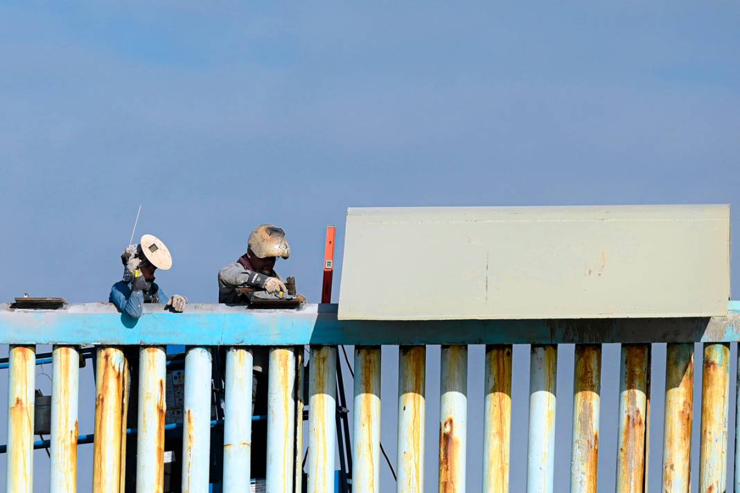 Kaliforniya-Meksika sınırında çalışmalar bitmek üzere: Çatılara caydırıcı yapılar yerleştirildi 7