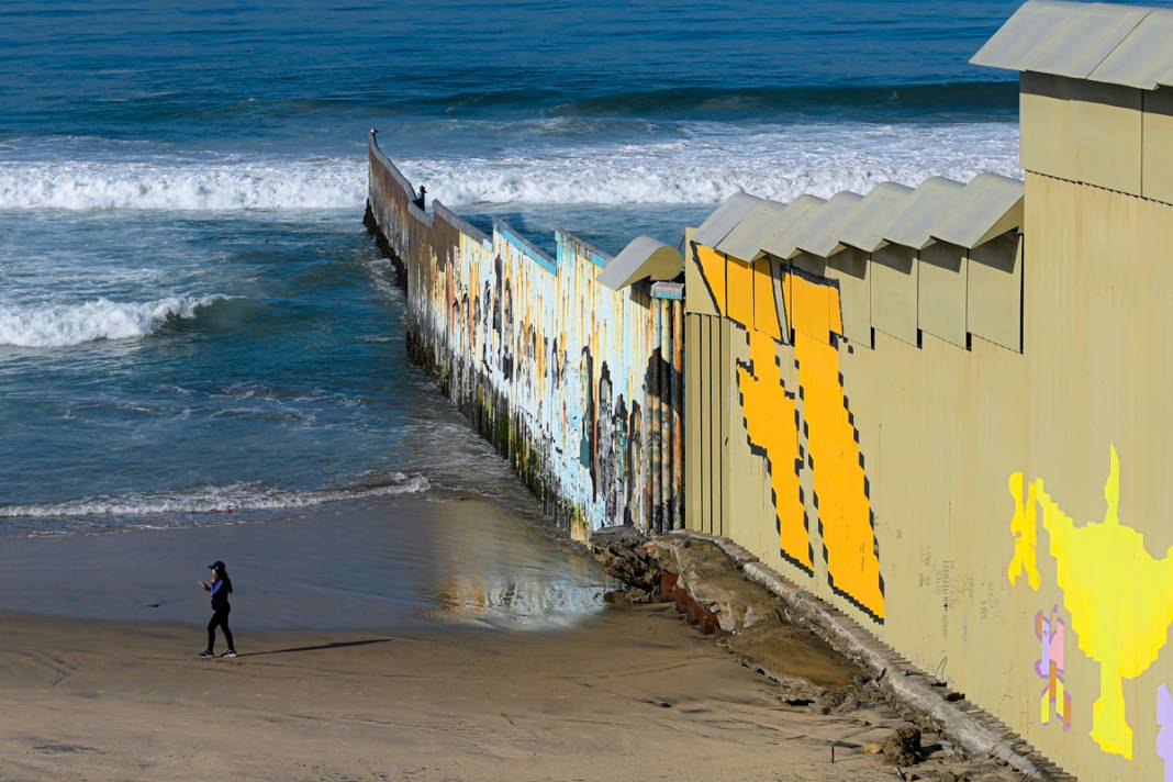 Kaliforniya-Meksika sınırında çalışmalar bitmek üzere: Çatılara caydırıcı yapılar yerleştirildi 6