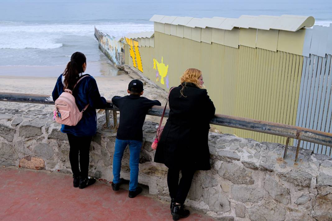 Kaliforniya-Meksika sınırında çalışmalar bitmek üzere: Çatılara caydırıcı yapılar yerleştirildi 5