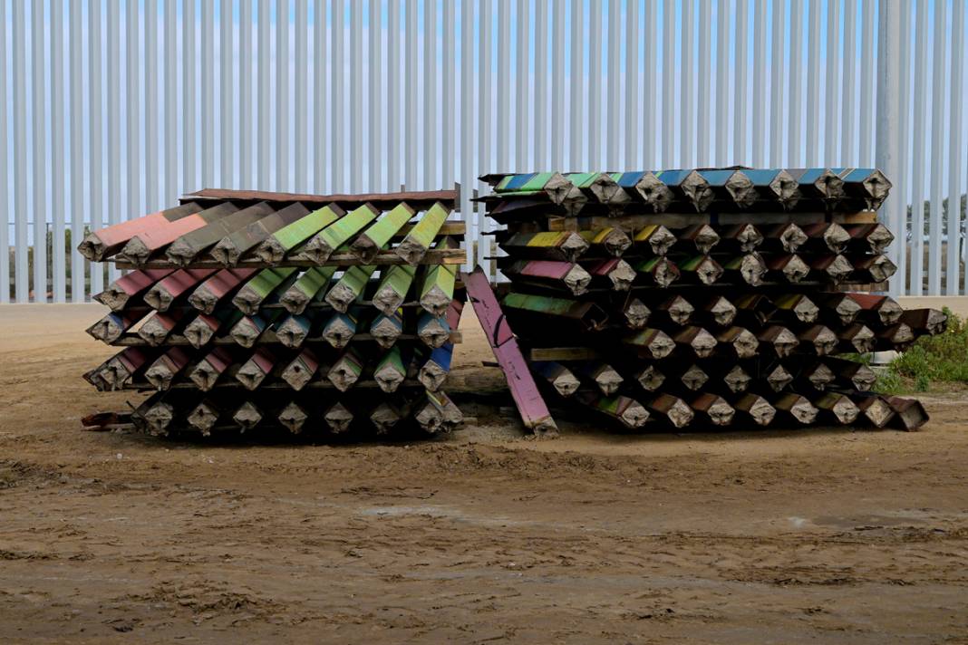 Kaliforniya-Meksika sınırında çalışmalar bitmek üzere: Çatılara caydırıcı yapılar yerleştirildi 3