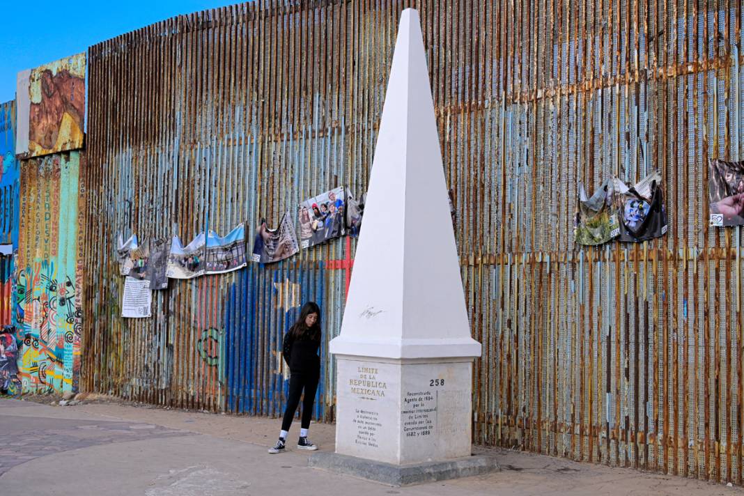 Kaliforniya-Meksika sınırında çalışmalar bitmek üzere: Çatılara caydırıcı yapılar yerleştirildi 2