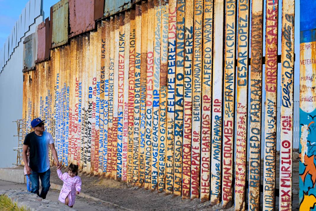 Kaliforniya-Meksika sınırında çalışmalar bitmek üzere: Çatılara caydırıcı yapılar yerleştirildi 1