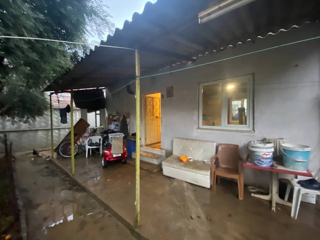 Antalya'yı sağanak vurdu: Araçlar yolda kaldı, evleri ve seraları su bastı 5