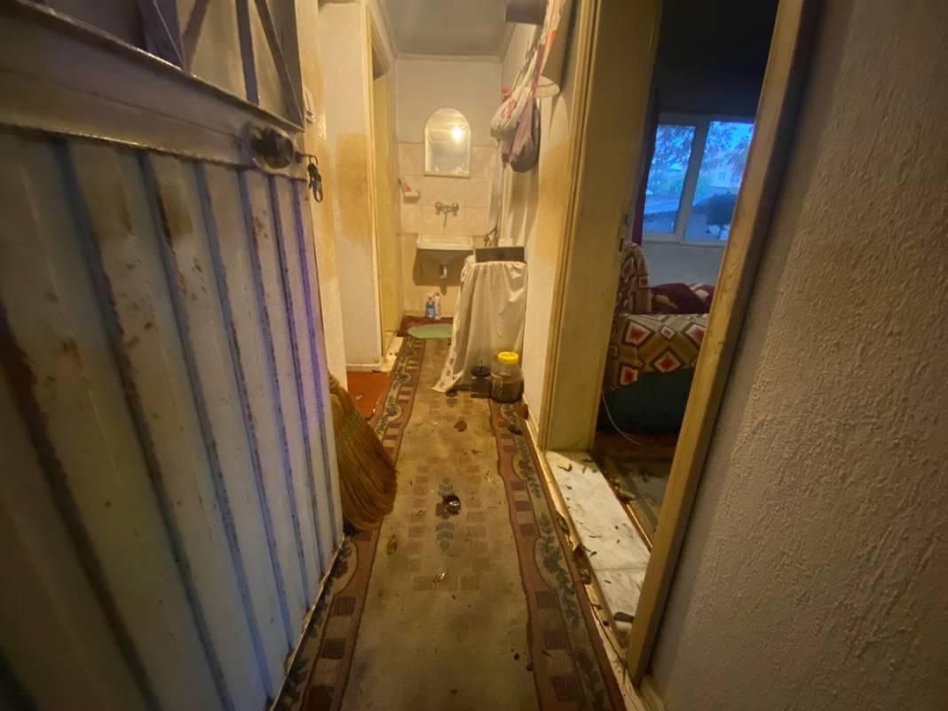 Antalya'yı sağanak vurdu: Araçlar yolda kaldı, evleri ve seraları su bastı 6