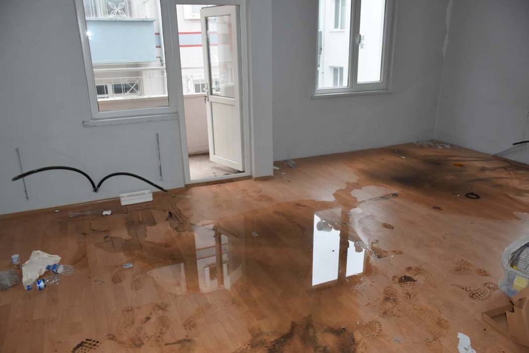 Depremde hasar alan binayı böyle soydular: Tam 10 daireyi birden 3