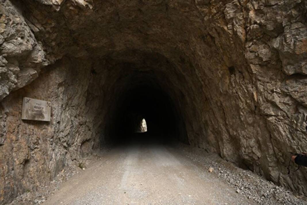 Burası dünyanın en tehlikeli yolu! Üstelik o ilimizde... Her geçen ölümle burun buruna geliyor, buradan geçerken dikkat edin 11