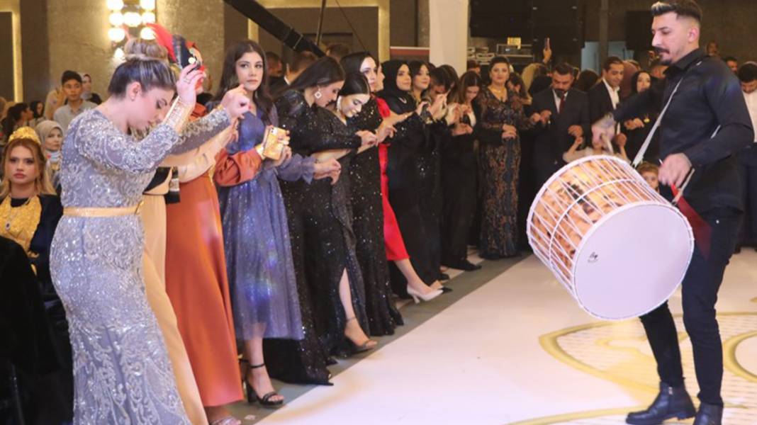 Düğünde bavulla altın takıldı! Gelin hareket edemedi 8