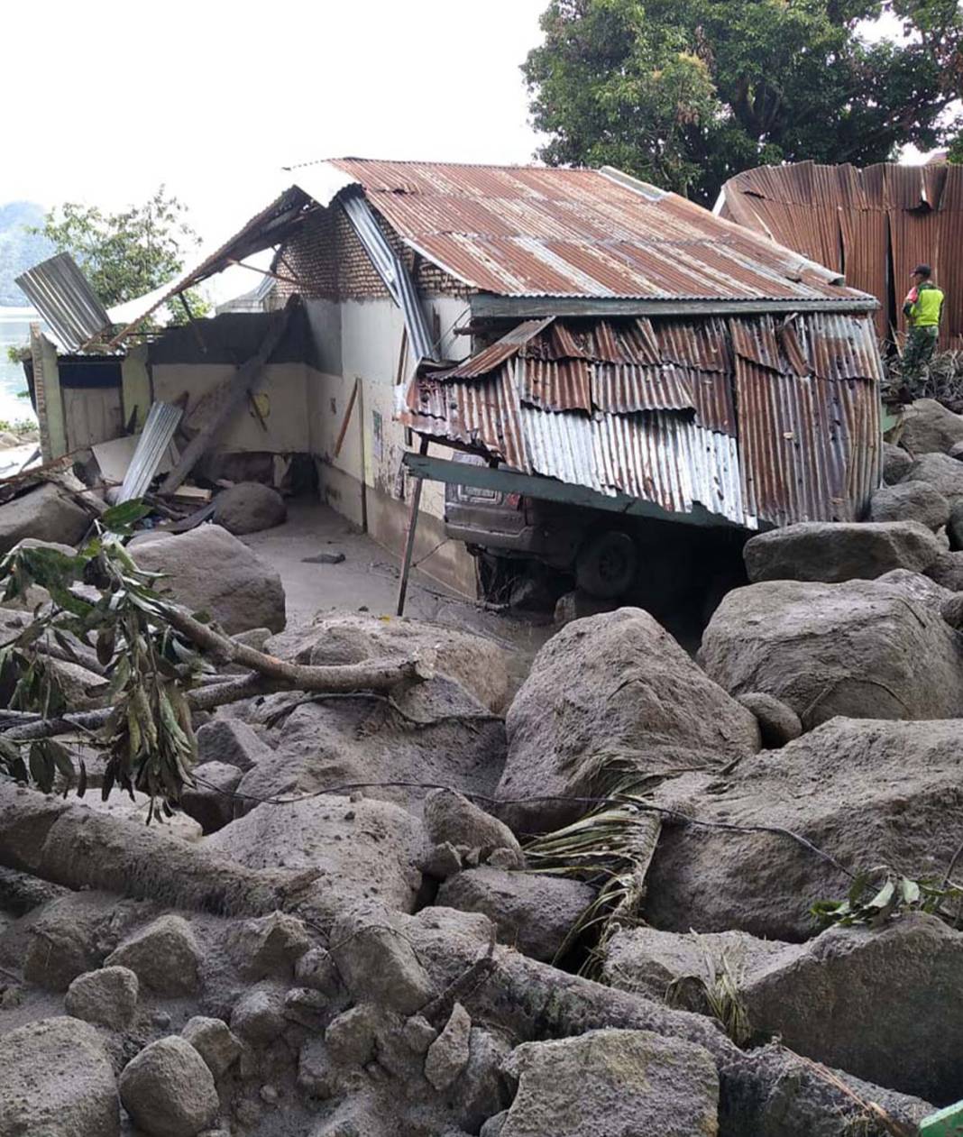 Endonezya'da sel felaketi: 12 kişi kayıp 1