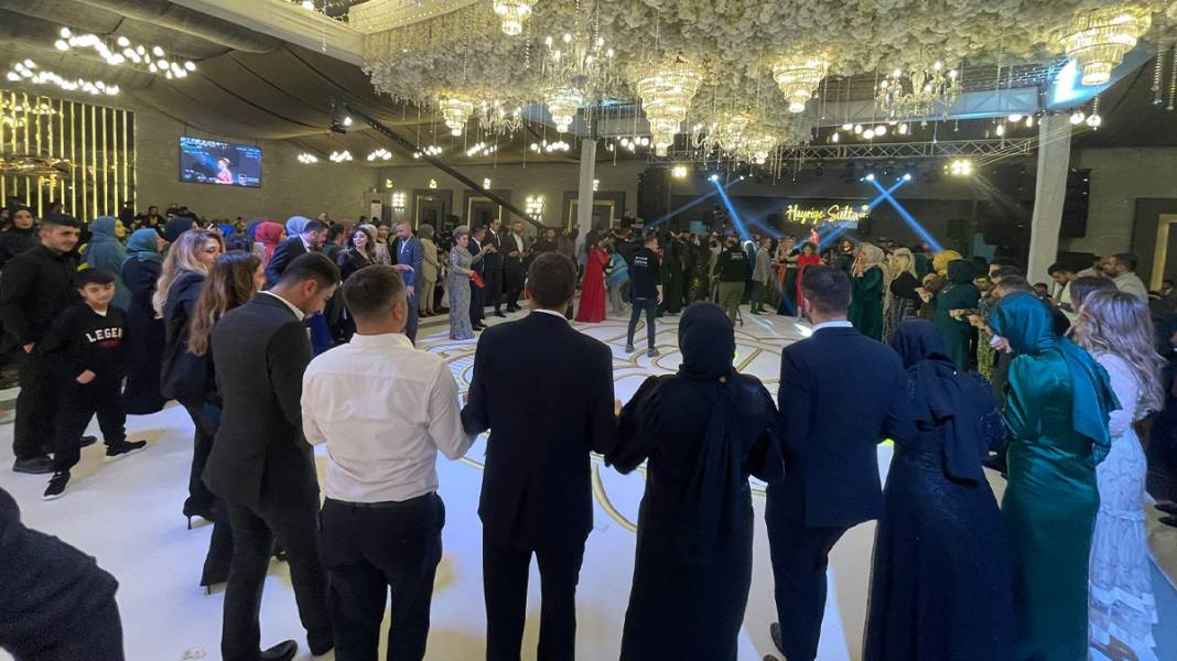 Düğünde bavulla altın takıldı! Gelin hareket edemedi 6