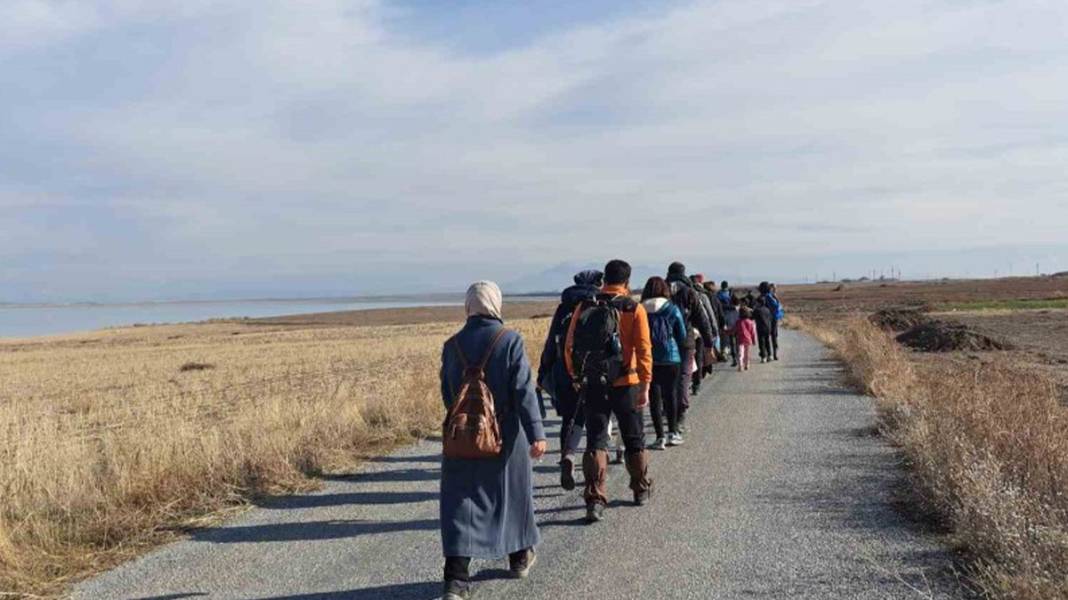 Kuraklığa dikkat çekmek için 15 kilometre yürüdüler 2