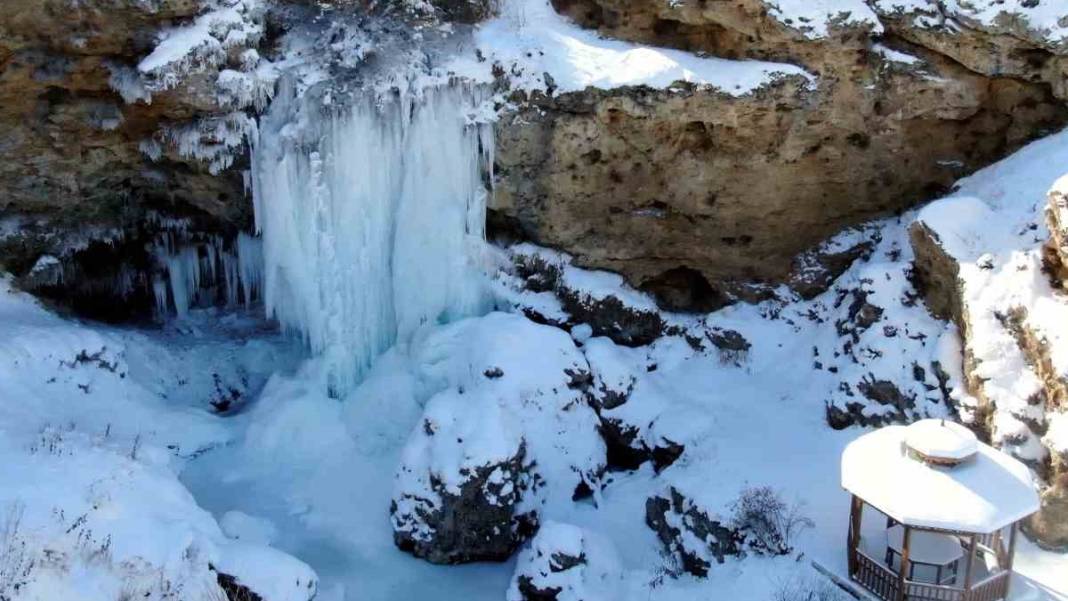 Bayburt eksi 15 dereceyi gördü: Buz tutan şelale kartpostallık görüntüleri aratmadı 5