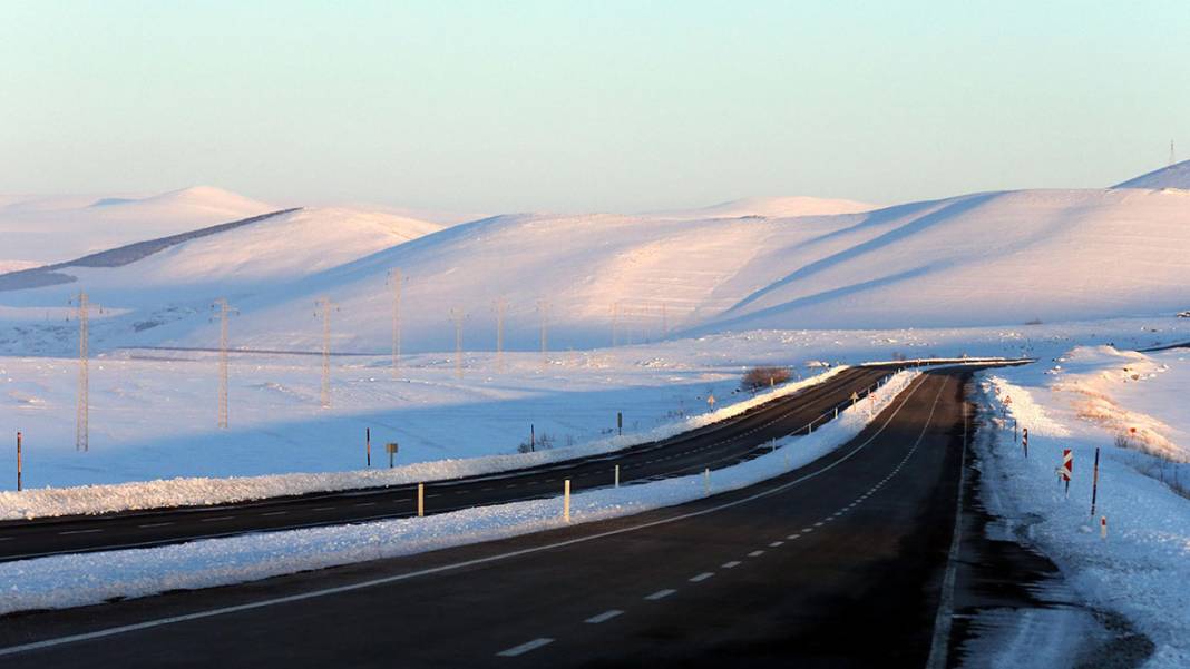Doğu Anadolu Sibirya soğuklarına teslim: Sokağa çıkanın kirpikleri buz tuttu 2