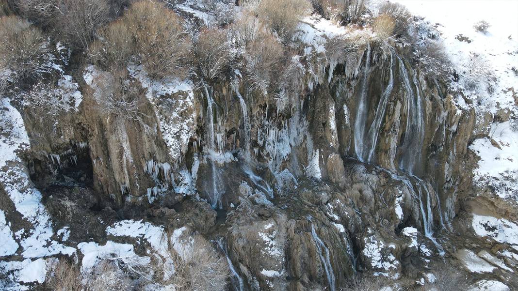 Girlevik Şelalesi'nde buz sarkıtları oluştu 10