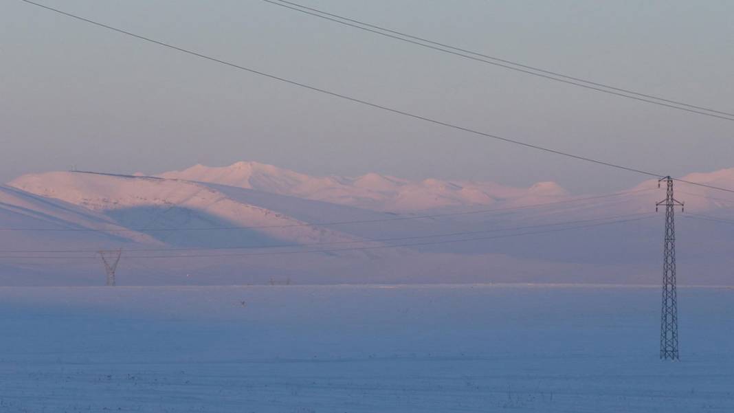Doğu Anadolu Sibirya soğuklarına teslim: Sokağa çıkanın kirpikleri buz tuttu 13