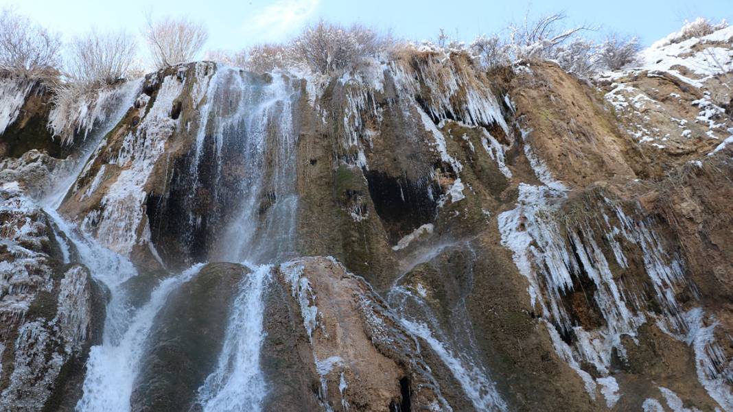 Girlevik Şelalesi'nde buz sarkıtları oluştu 1