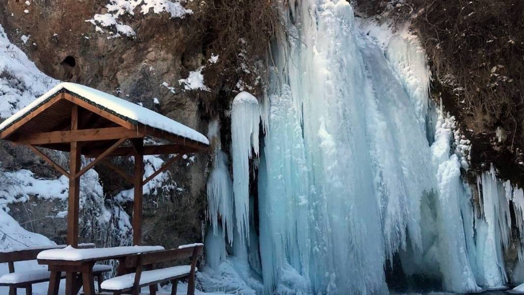 Bayburt eksi 15 dereceyi gördü: Buz tutan şelale kartpostallık görüntüleri aratmadı 2