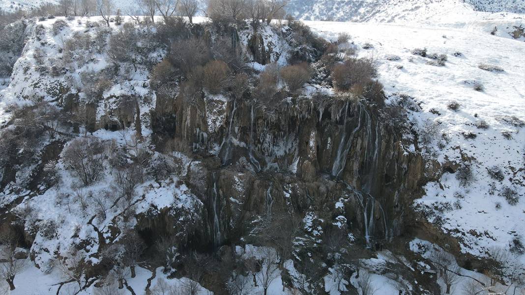 Girlevik Şelalesi'nde buz sarkıtları oluştu 4