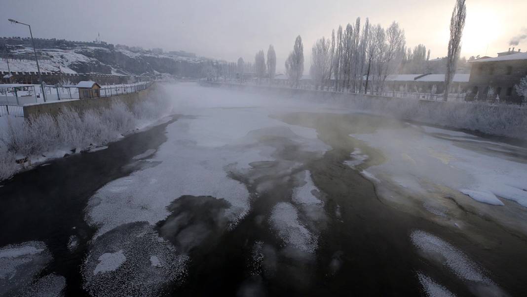 Doğu Anadolu Sibirya soğuklarına teslim: Sokağa çıkanın kirpikleri buz tuttu 7