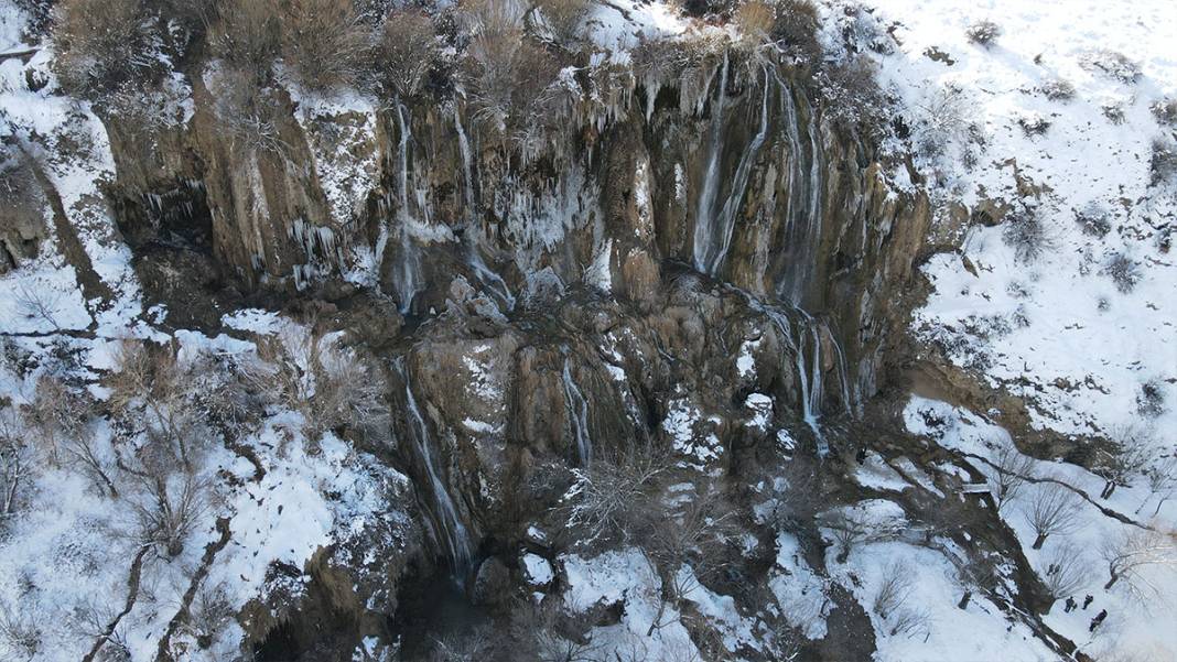 Girlevik Şelalesi'nde buz sarkıtları oluştu 5