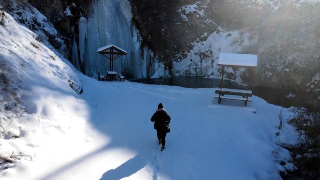Bayburt eksi 15 dereceyi gördü: Buz tutan şelale kartpostallık görüntüleri aratmadı 3