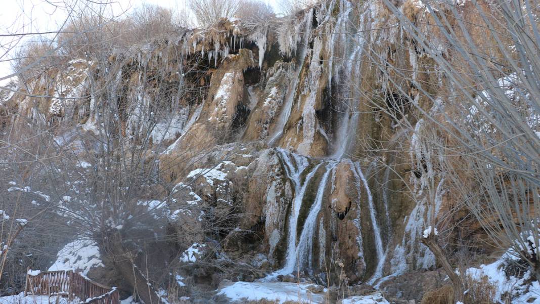 Girlevik Şelalesi'nde buz sarkıtları oluştu 8