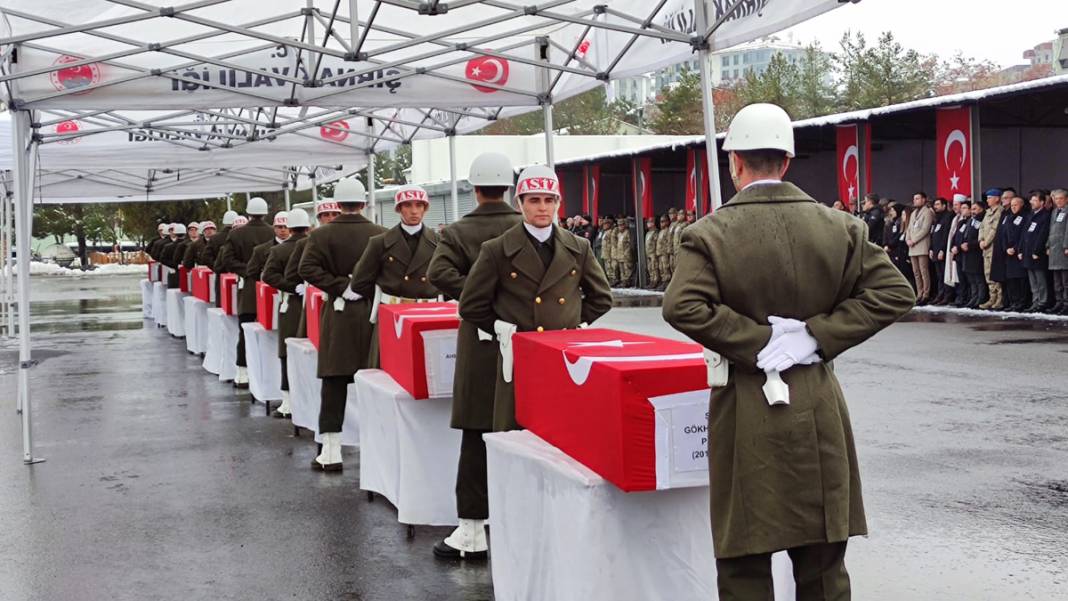 Türkiye şehitlerini uğurluyor: 9 Mehmetçik için Şırnak'ta askeri tören 6