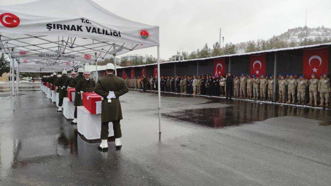 Türkiye şehitlerini uğurluyor: 9 Mehmetçik için Şırnak'ta askeri tören 9