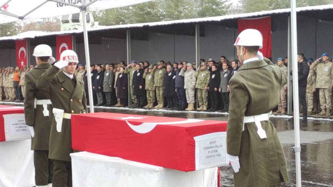 Türkiye şehitlerini uğurluyor: 9 Mehmetçik için Şırnak'ta askeri tören 8