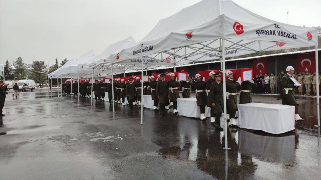 Türkiye şehitlerini uğurluyor: 9 Mehmetçik için Şırnak'ta askeri tören 7