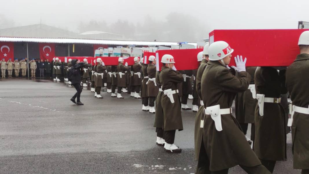Türkiye şehitlerini uğurluyor: 9 Mehmetçik için Şırnak'ta askeri tören 5