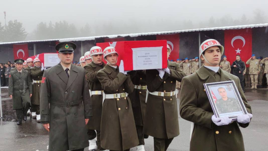 Türkiye şehitlerini uğurluyor: 9 Mehmetçik için Şırnak'ta askeri tören 4