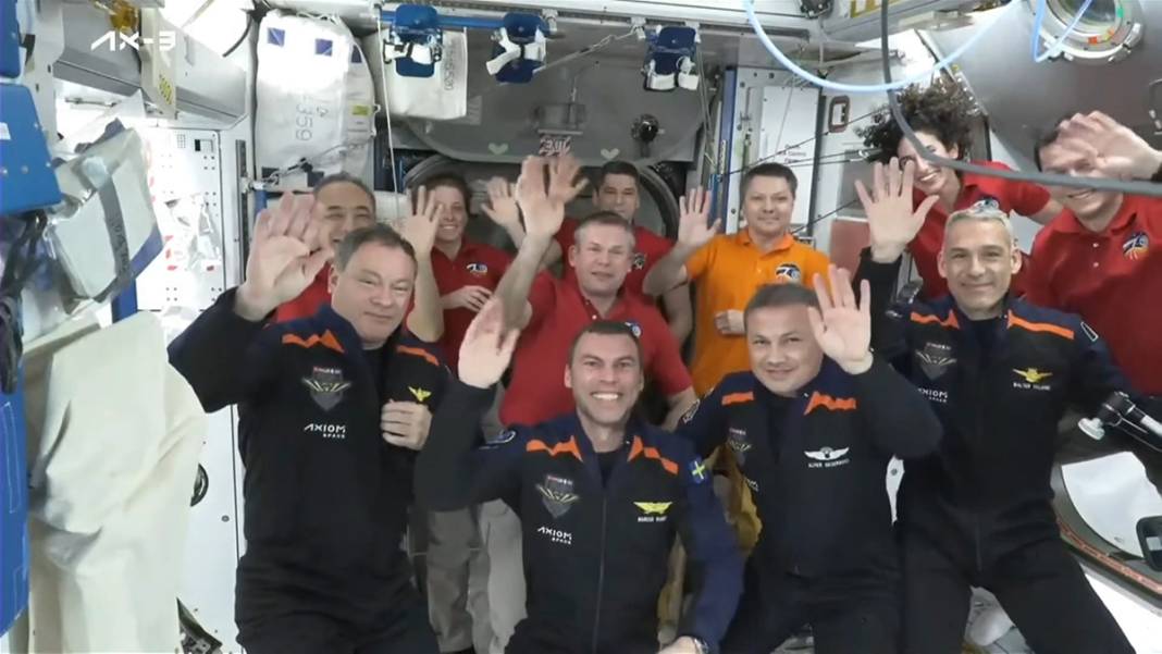 İlk Türk astronot Alper Gezeravcı için boğaz köprüsüne Türk bayrağı asıldı 2