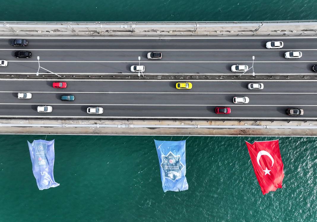 İlk Türk astronot Alper Gezeravcı için boğaz köprüsüne Türk bayrağı asıldı 4