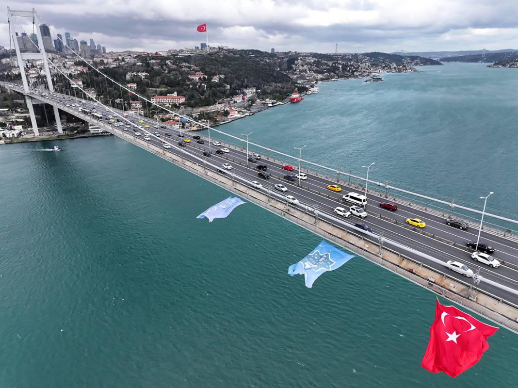 İlk Türk astronot Alper Gezeravcı için boğaz köprüsüne Türk bayrağı asıldı 6