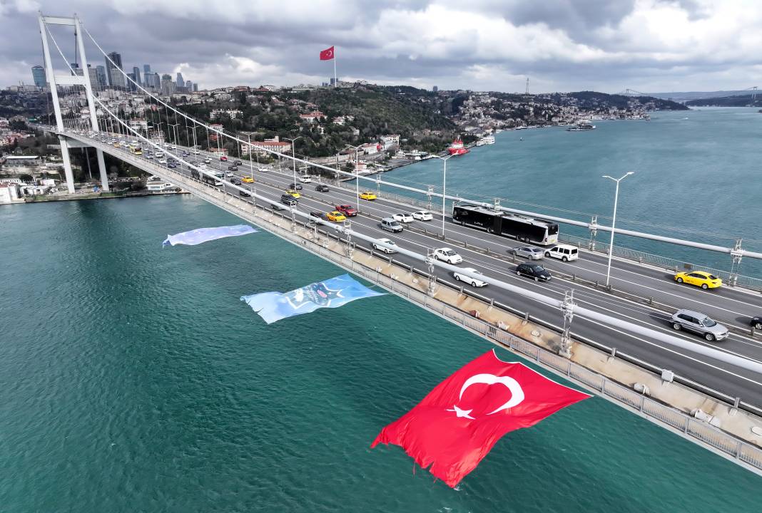 İlk Türk astronot Alper Gezeravcı için boğaz köprüsüne Türk bayrağı asıldı 5