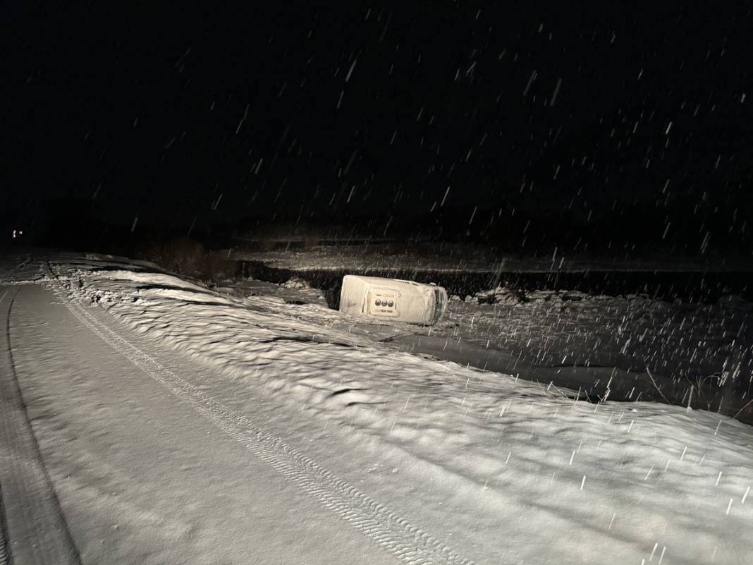 Erzurum'da midibüs şarampole yuvarlandı: Çok sayıda yaralı 7