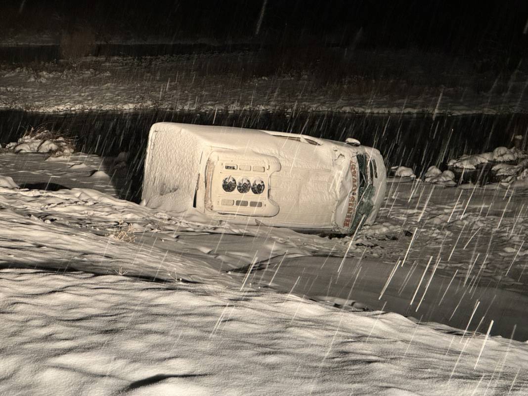 Erzurum'da midibüs şarampole yuvarlandı: Çok sayıda yaralı 4