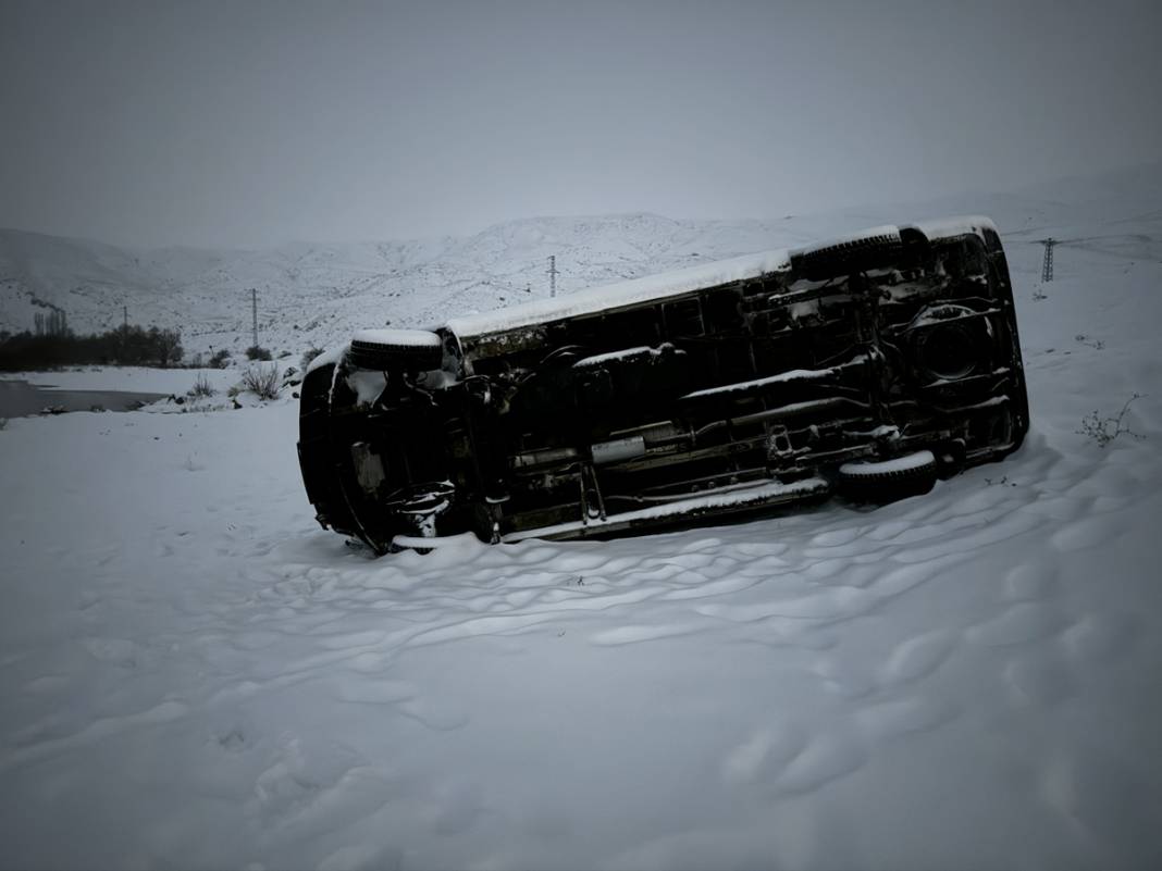 Erzurum'da midibüs şarampole yuvarlandı: Çok sayıda yaralı 8