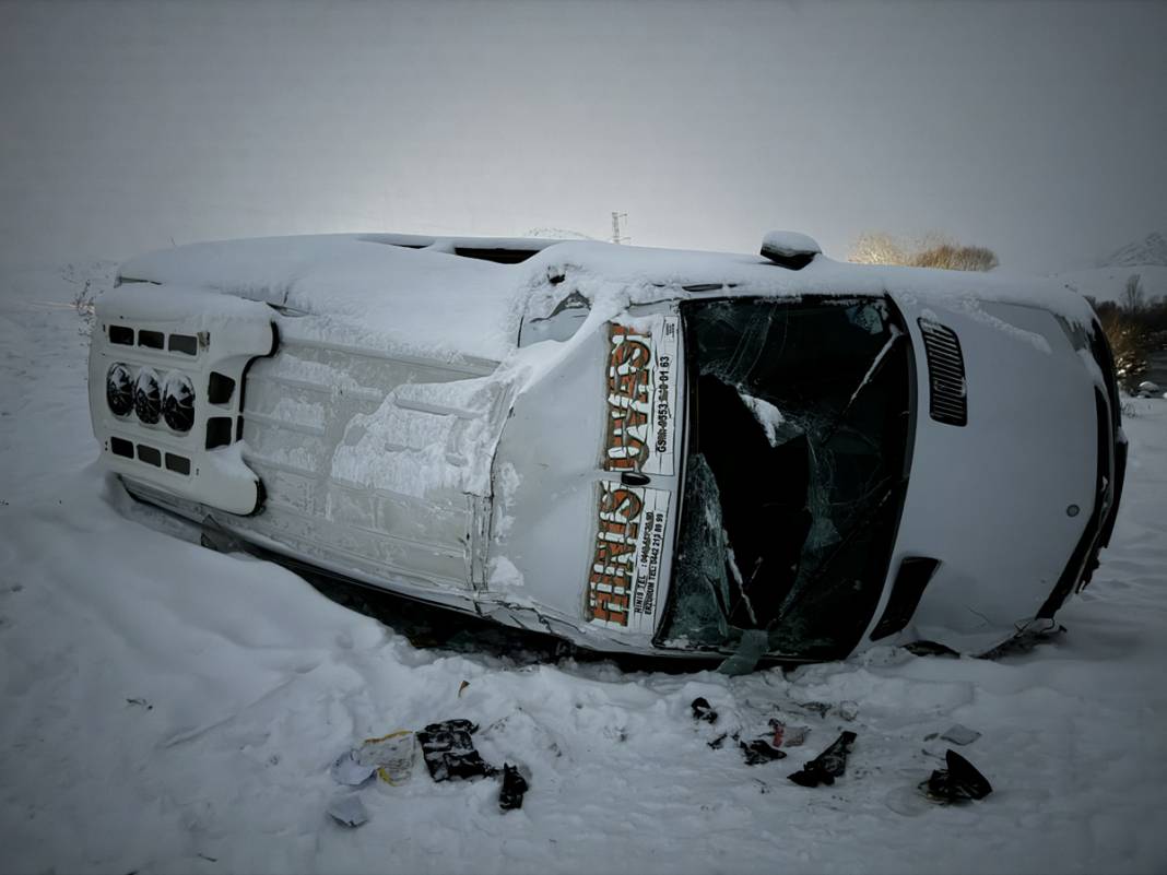 Erzurum'da midibüs şarampole yuvarlandı: Çok sayıda yaralı 3