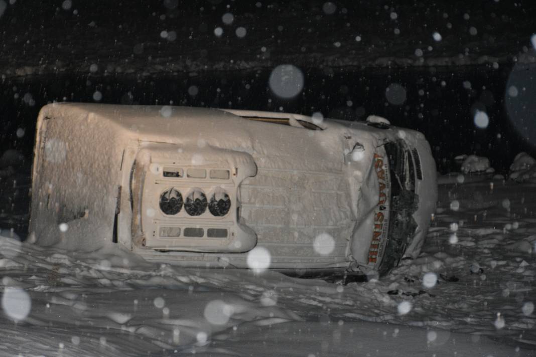 Erzurum'da midibüs şarampole yuvarlandı: Çok sayıda yaralı 2