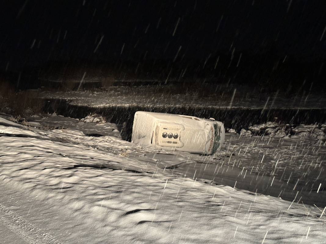 Erzurum'da midibüs şarampole yuvarlandı: Çok sayıda yaralı 1