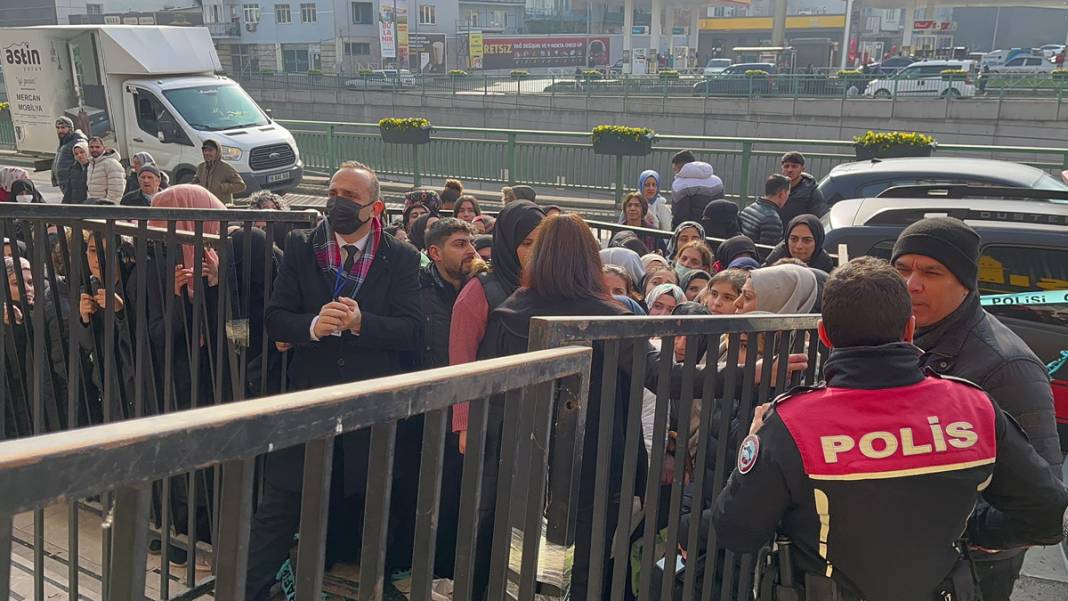 Bursa'da 'ucuz tencere' izdihamı: Birbirini ezenler, baygınlık geçirenler, çocuğunu kaybedenler... 5