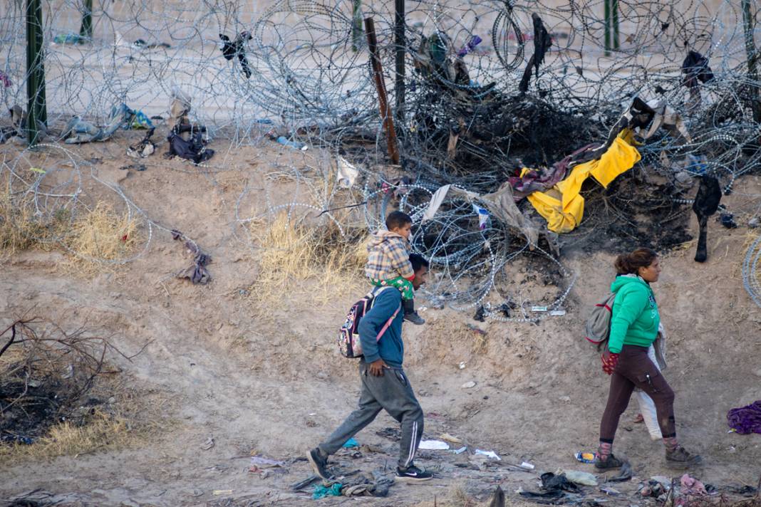 Teksas sınırında 'dikenli tel' krizi: Göçmenler ABD topraklarına geçmeye devam ediyor 5