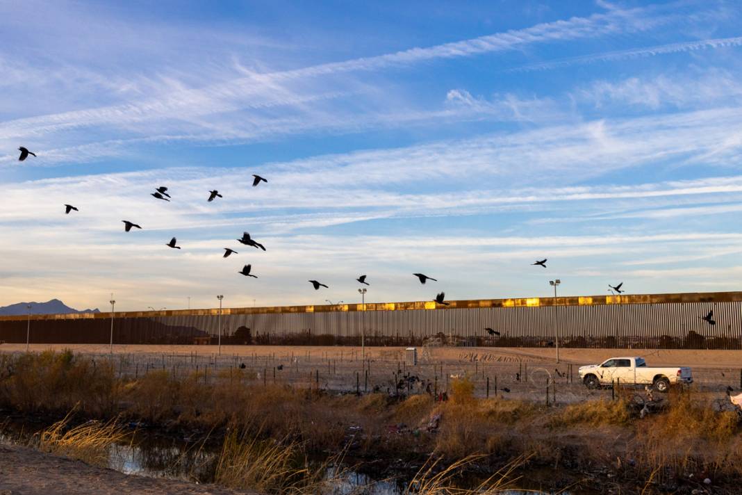 Teksas sınırında 'dikenli tel' krizi: Göçmenler ABD topraklarına geçmeye devam ediyor 3