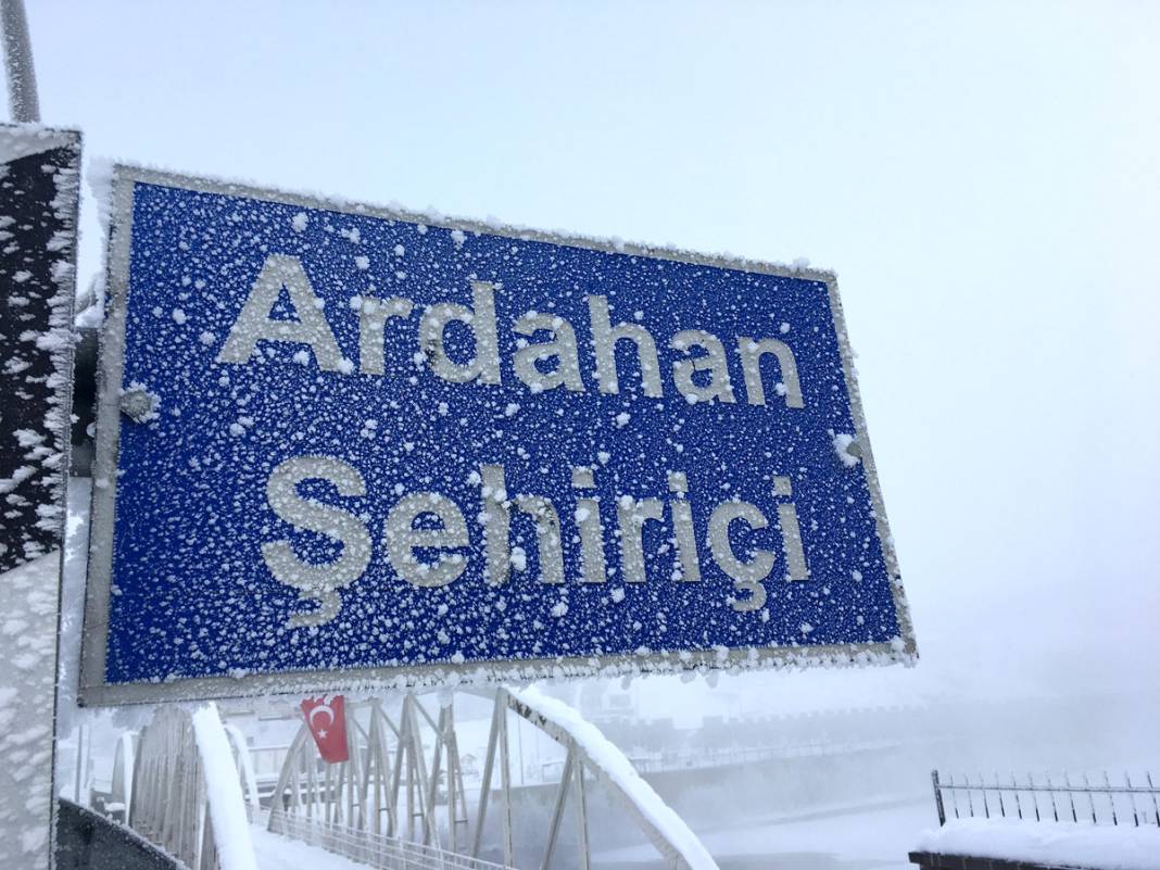 Ardahan buz kesti: Termometreler eksi 32'yi gösterdi 1