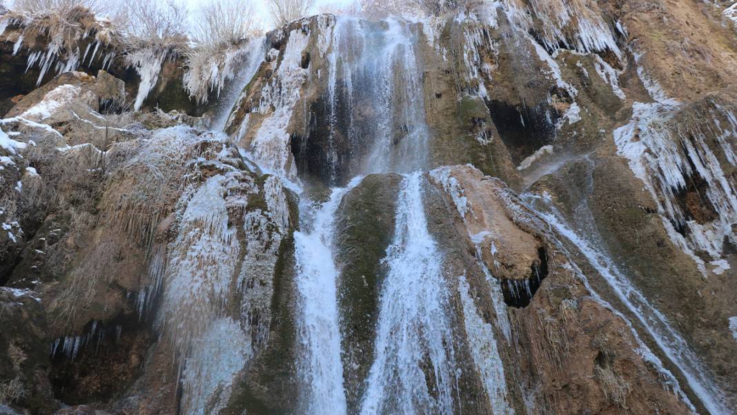 Girlevik Şelalesi'nde buz sarkıtları oluştu 9