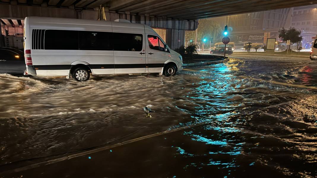 Antalya'yı sel vurdu: 5 ilçede okullar tatil 1