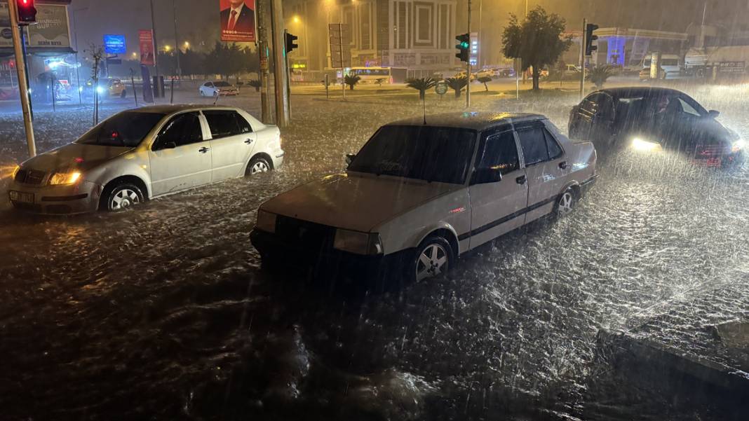 Antalya'yı sel vurdu: 5 ilçede okullar tatil 3